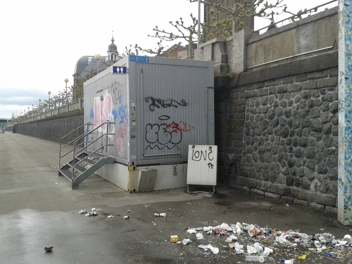  Diese öffentliche Toilette ist sehr, sehr ekelhaft. 