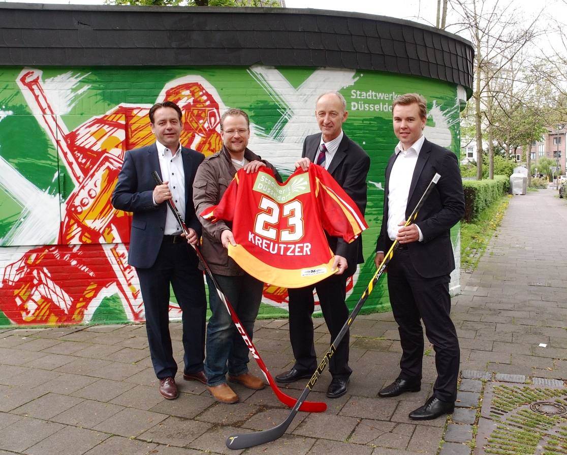  Ziehen weiter fürs Eishockey in Düsseldorf (v. li.): Knut Dahlmanns (Leiter Marketing Stadtwerke Düsseldorf), Christof Kreutzer (Cheftrainer DEG), Rainer Pennekamp (Vorstandsmitglied Stadtwerke Düsseldorf), Paul Specht (Kaufmännischer Leiter DEG). 