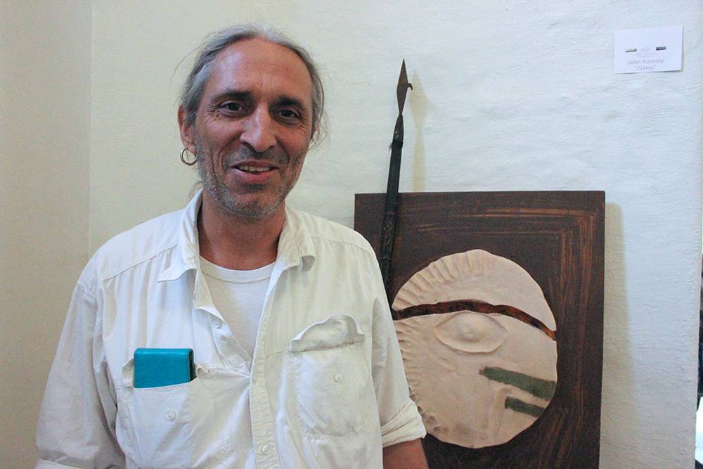  Salim Kureishy bei einer Ausstellung im vergangenen Jahr mit seiner Arbeit "Zyklop". 