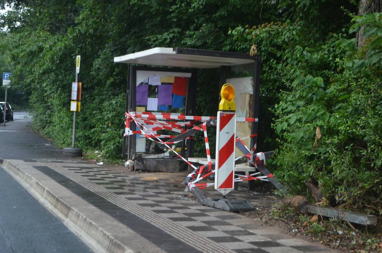  Das Auto des 18-Jährigen zerlegte die Bushaltestelle Reisholz S an der Further Straße zum großen Teil. 