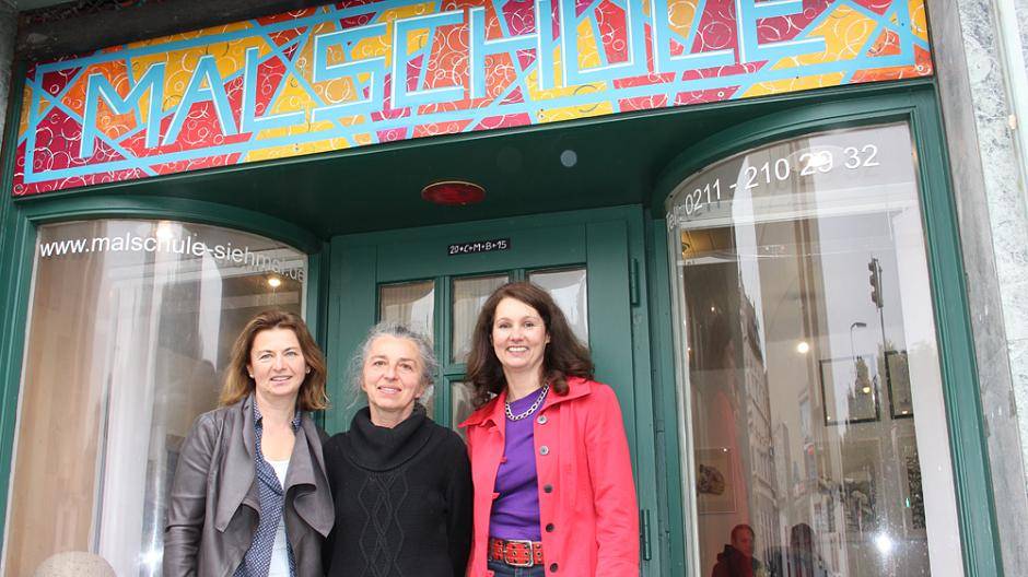 Anne Rose, Emilie Matuschek, Anette Kuschka vor ihrer Malschule siehMAL an der Morper...