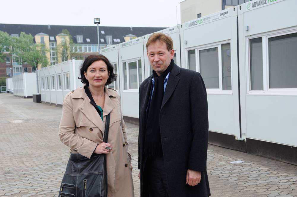  Düsseldorfs Flüchtlingsbeauftragte Miriam Koch, hier mit Sozialdezernent Burkhard Hintzsche an der Flüchtlingsunterkunft in Benrath - "Der Umzug weg von der Münsterstraße wird deutliche Verbesserungen bringen." 