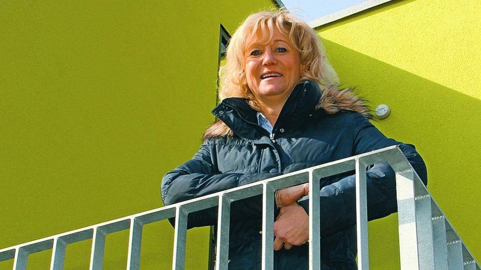 Dr. Claudia Haarmann am neuen Gebäude. 