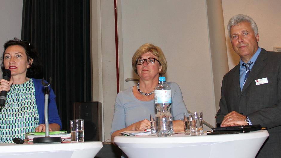  Kompetenz in Flüchtlingsfragen (v.l.) Miriam Koch, die Flüchtlingsbeauftragte, Birgit Lilienbecker vom Amt für Gebäudemanagement und Sozialamtsleiter Roland Buschhausen. 