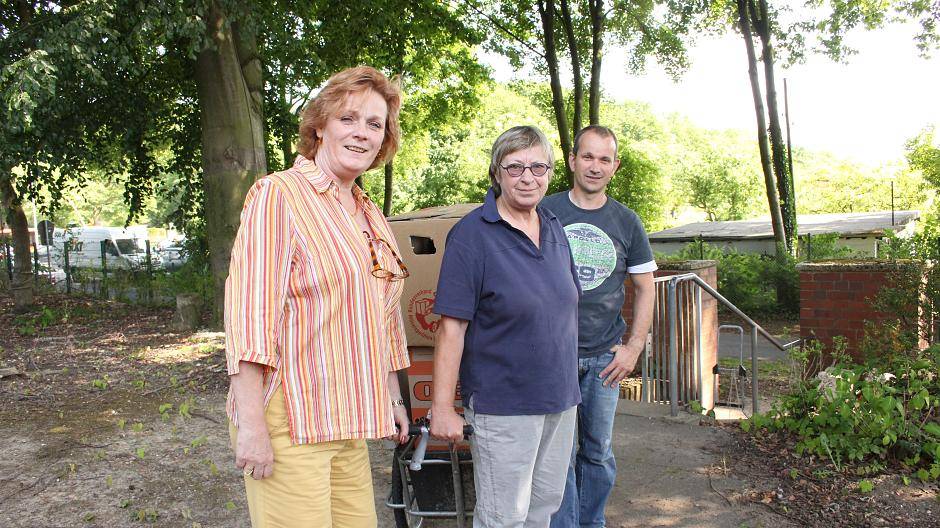  Dagmar Ebertz (M.) und Dagmar Neugebauer freuen sich über die Porzellanspende von Boris von Wysocki. 