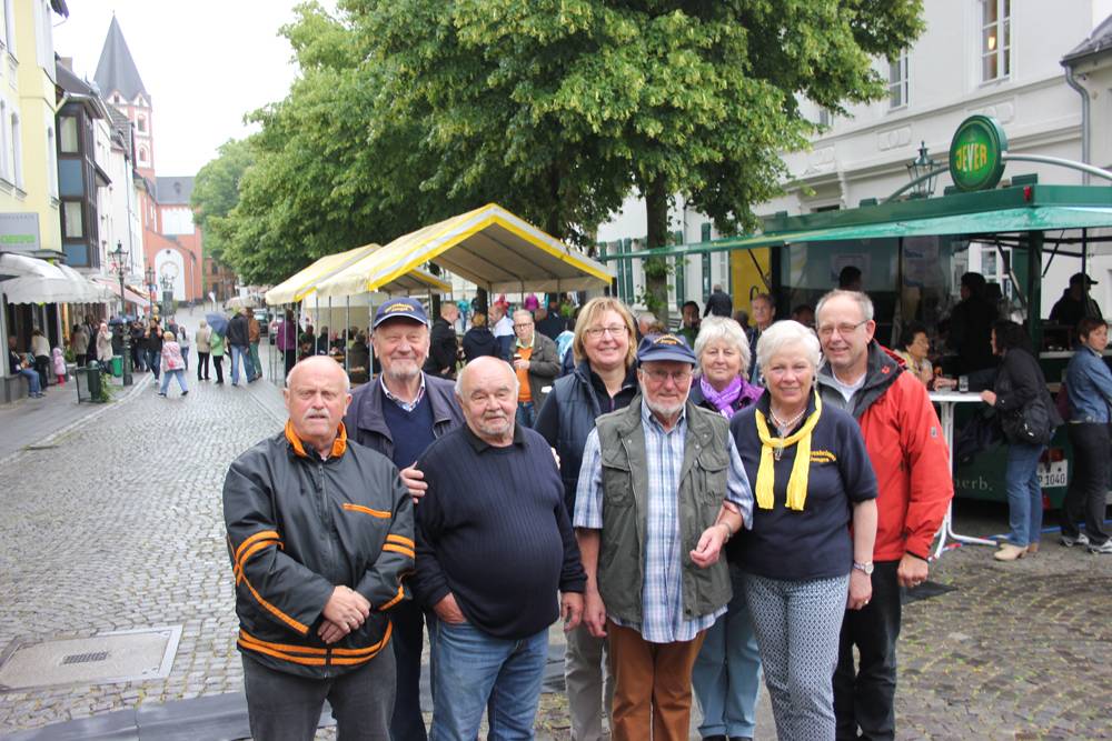  Der harte Kern des Vereins stellte sich zum Gruppenbild am Neusser Tor auf. 