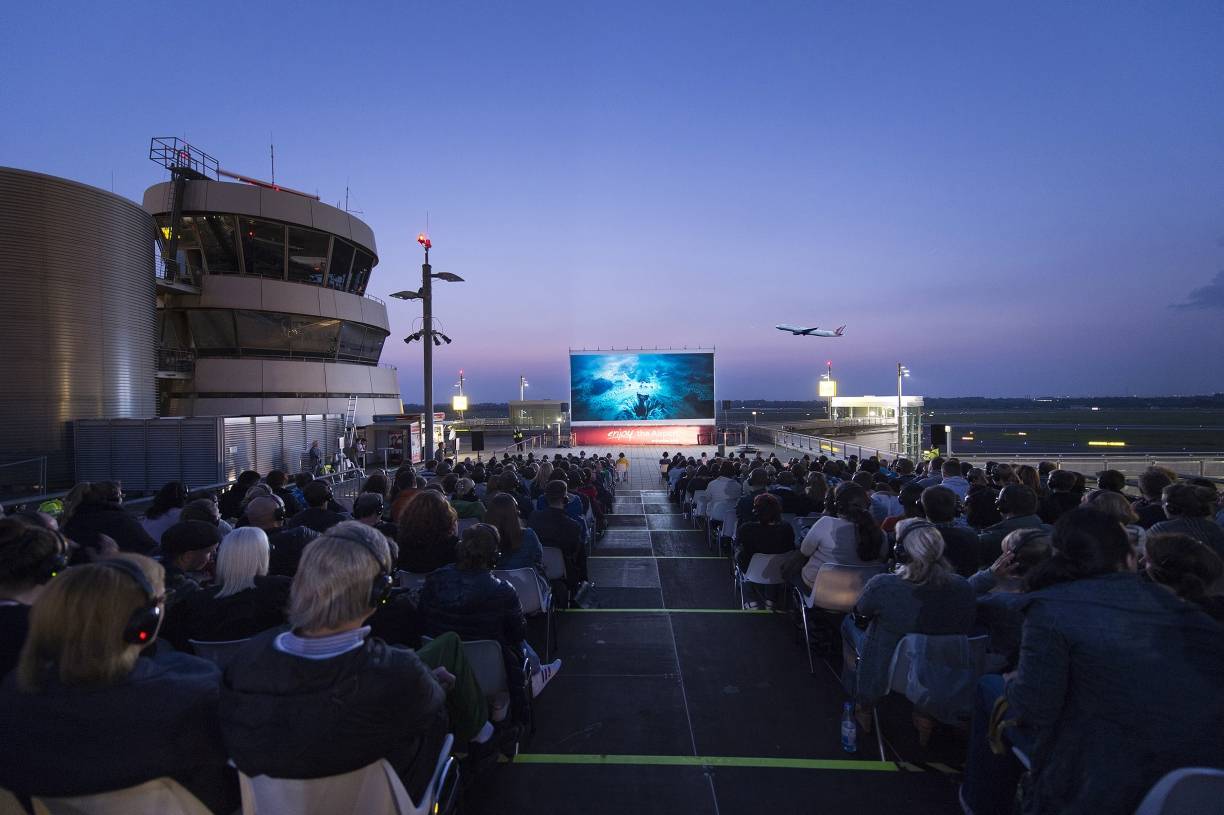  Das Open Airport Kino verspricht gute Unterhaltung auf der Flughafenterrasse. 