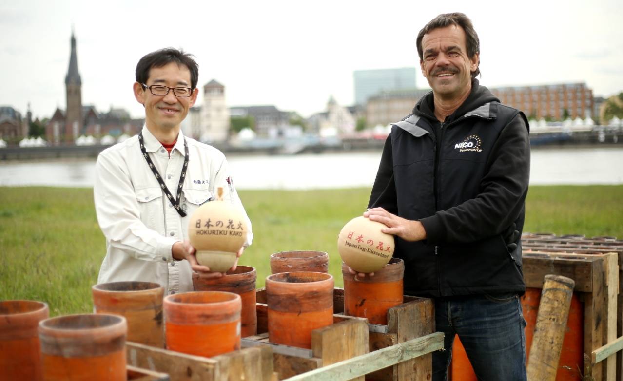  Hideki Kubota (Fireworks Japan, KOKURIKO KAKO Inc., li.) und Martin Schmitz (NICO Feuerwerke, re.) bauten das Feuerwerk auf. 