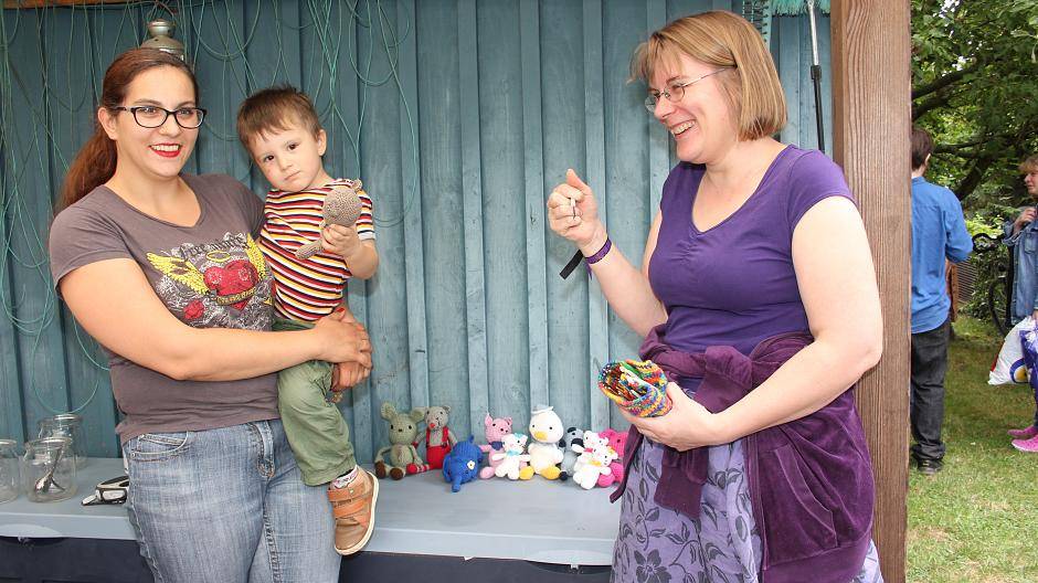  Der dreijährige Maximilian Felix hat ein Kuscheltier schon mal getestet und für lieb befunden. Seine Mama Katharina Gärtner (li.) und Gisa zur Nieden suchen neben Waltraud Loose und Hildegard Düsing-Krems noch Mit-Häkler. 