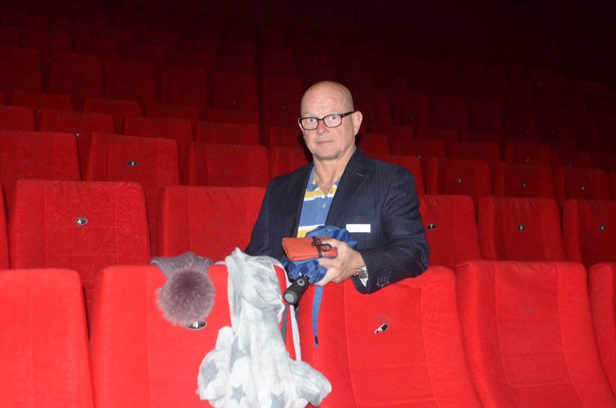  Pudelmütze, Schal, Regenschirm und Portemonnaie: Helmut Rehbein mit vergessenen Dingen der Kinobesucher im CineStar. 