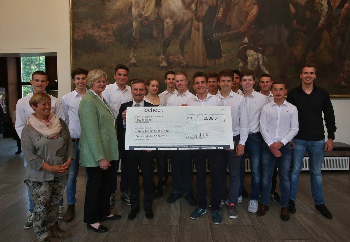  Die Max-Planck-Schüler zu Besuch bei OB Geisel im Rathaus. 