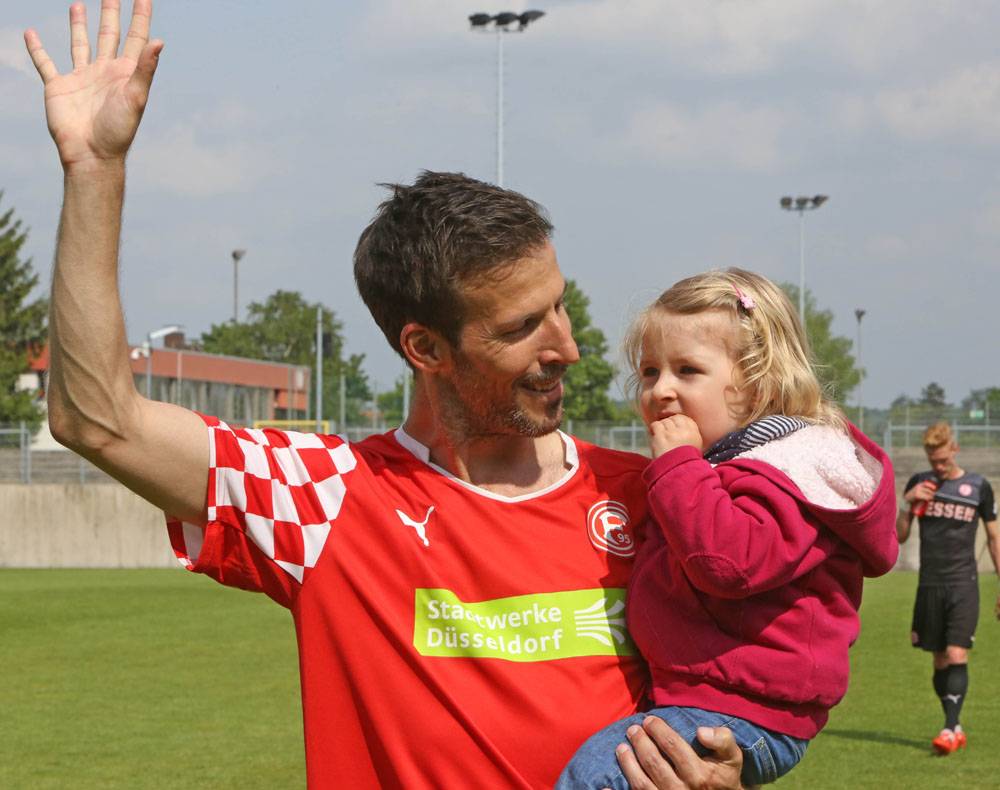 Jens Langeneke (hier mit Tochter nach dem letzten Heimspiel mit der U23 gegen Rot-Weiß Essen) beendet bei der Fortuna seine aktive Karriere. Doch er bleibt dem Klub als Trainer erhalten. 
