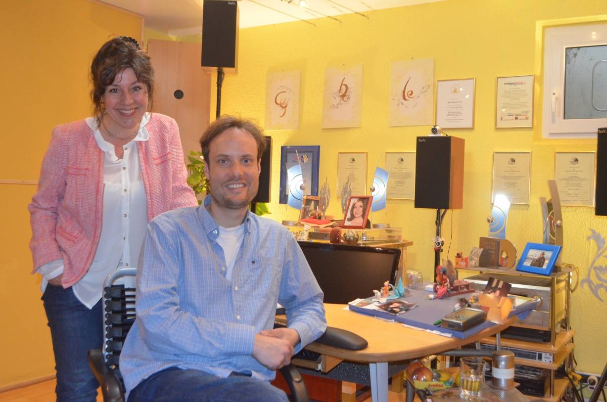  Ingo Schmidt-Lucas und Mirjam Wiesemann in ihrem Studio von Cybele Records im Kellergeschoss ihres Hauses in Heerdt. Im Hintergrund sind unter anderem die vier Echos zu sehen, die sie mit ihren Produktionen schon gewonnen haben. 