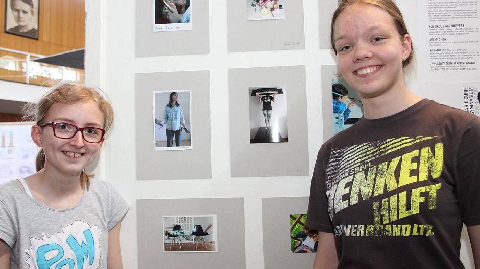  Theresa Moslener (li.) und Friedrun Scheuer freuen sich über Preise für ihre Arbeiten beim Fotografie-Wettbewerb des Marie-Curie-Gymnasiums. 