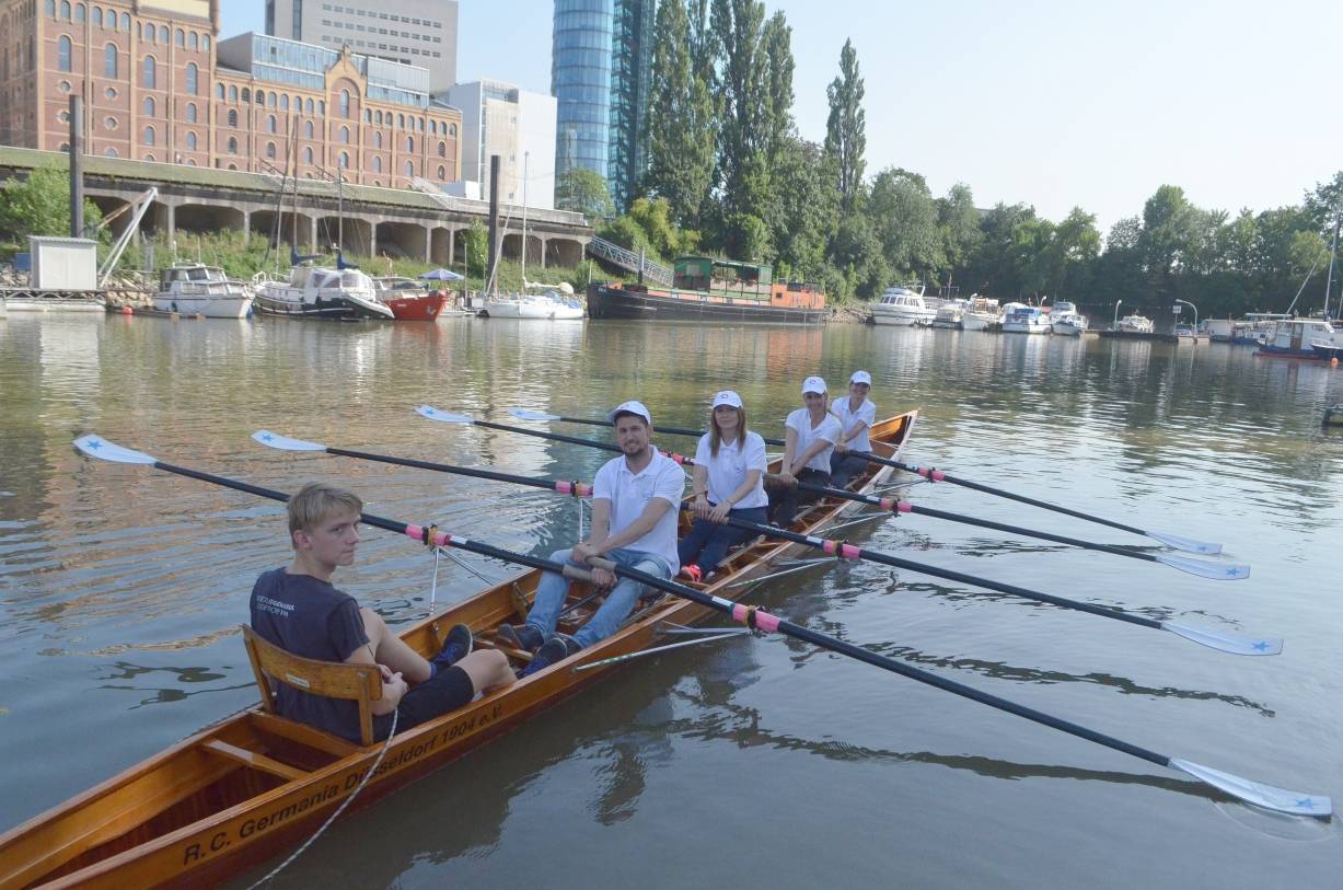  Sie sind auch bei der Benefizregatta für Krebskranke in Düsseldorf am Ruder (v. hinten): Johanna Zinn, Verena Breuer, Dusica Luburic und Sascha Mihok vom Verkaufssender QVC mit Steuermann xxx. 