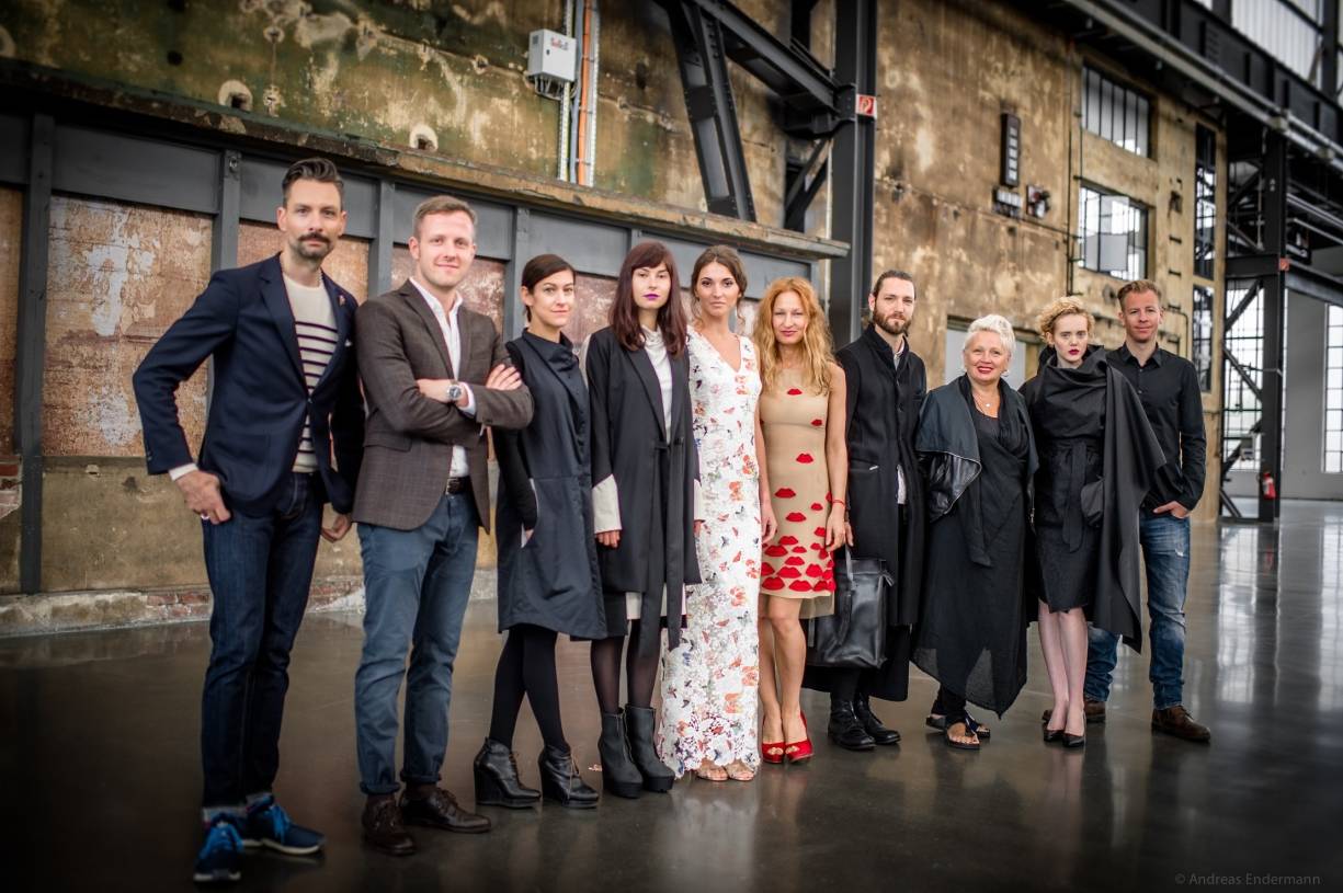  Wolfgang Hein (Fashion Net), Jonas Klingenstein (Kollektiv K), Designerin Marion Strehlow mit Model, Model mit Designerin Ruth Heinen, Ronny Schröder (Label ESDE Bags), Designerin Gabriela Holscher-Di Marco mit Model und Benjamin Kuckenbäcker ( Kollektiv K). 