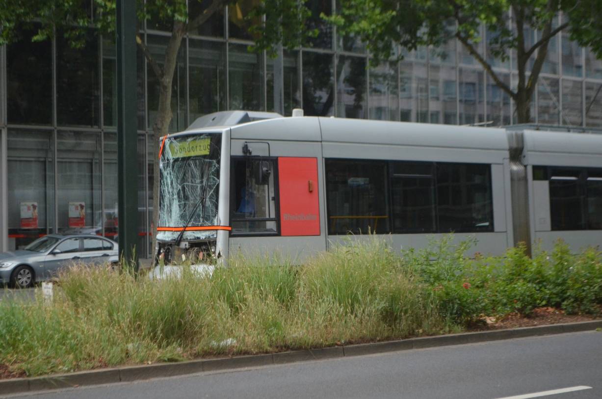  Die schwer beschädigte Straßenbahn. 