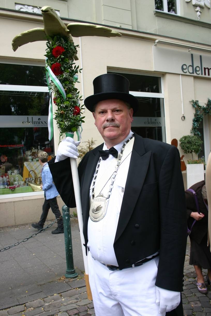  Am Sonntag vor dem Start in die heiße Phase des Schützenfestes wird die Goldene Mösch herumgetragen. 