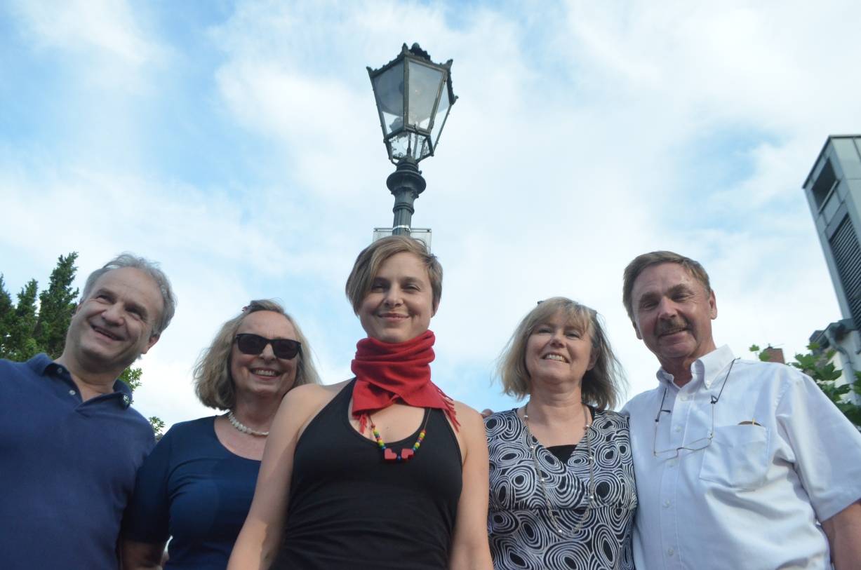  Sie wollen ihre Gaslaternen im Saarwerdenviertel in Niederkassel gern behalten (v.l.): Dr. Peter Rheinbay, Barbara Rheinbay, Bini Rheinbay, Gabriele Günther und Prof. Dr. Albert Günther. 