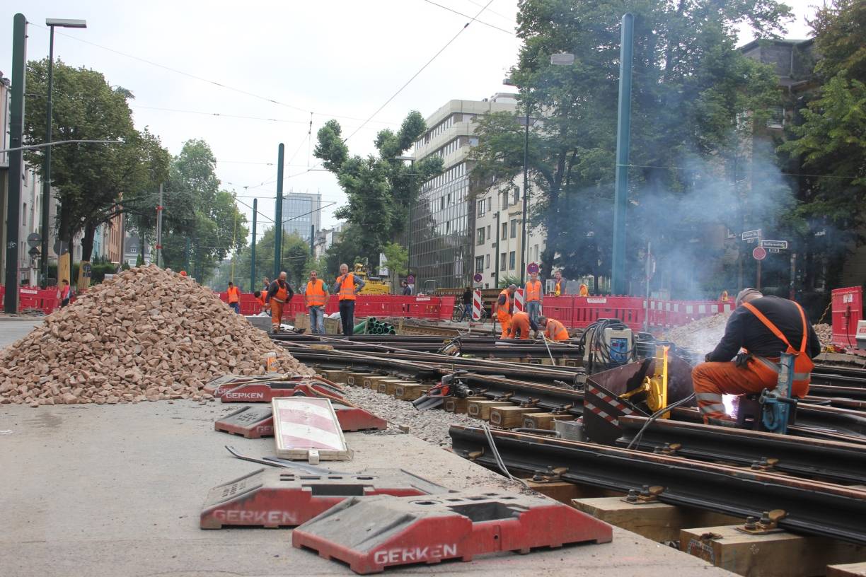  An der Grafenberger Allee Ecke Uhlandstraße geben die Arbeiter alles, um die Kreuzung fristgerecht zum Ende des Monats fertig zu kriegen. 