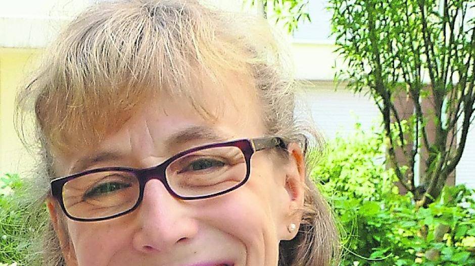  Frauke Erus, Lektorin für Medizin und Naturwissenschaft der Stadtbüchereien Düsseldorf öffnet den Erinnerungs-Koffer fürs Foto. Auch der Plüsch-Wellensittich in ihrer Hand gehört dazu. 