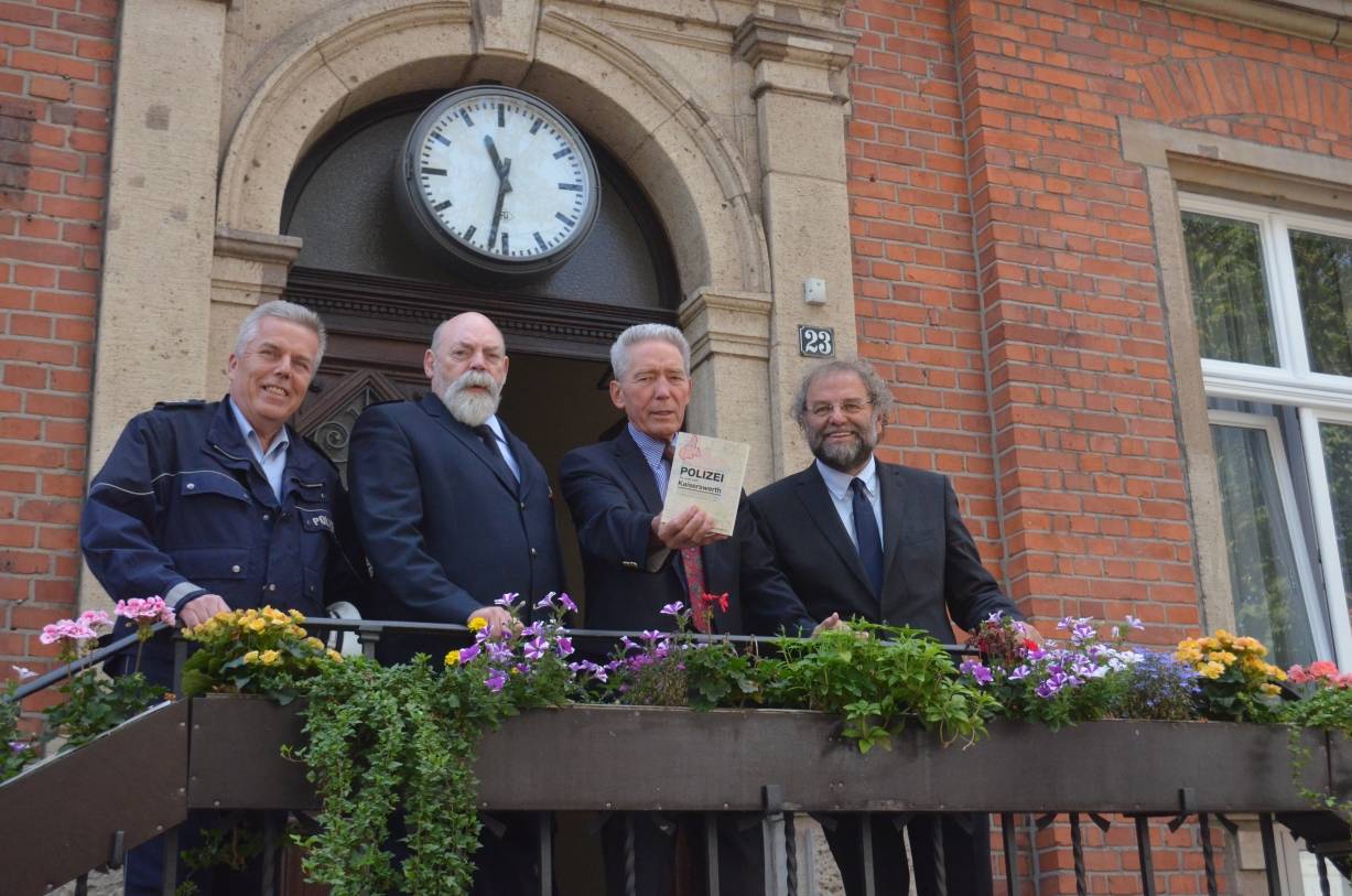  Hardy Krüger (2. v. r.) mit seinem Buch vor dem Kaiserswerther Rathaus. Für seine Arbeit bedankten sich Polizeipräsident Norbert Wesseler (r.), Polizeihistoriker Klaus Dönecke (2. v. l.) und der Bezirksbeamte Michael Draheim. 
