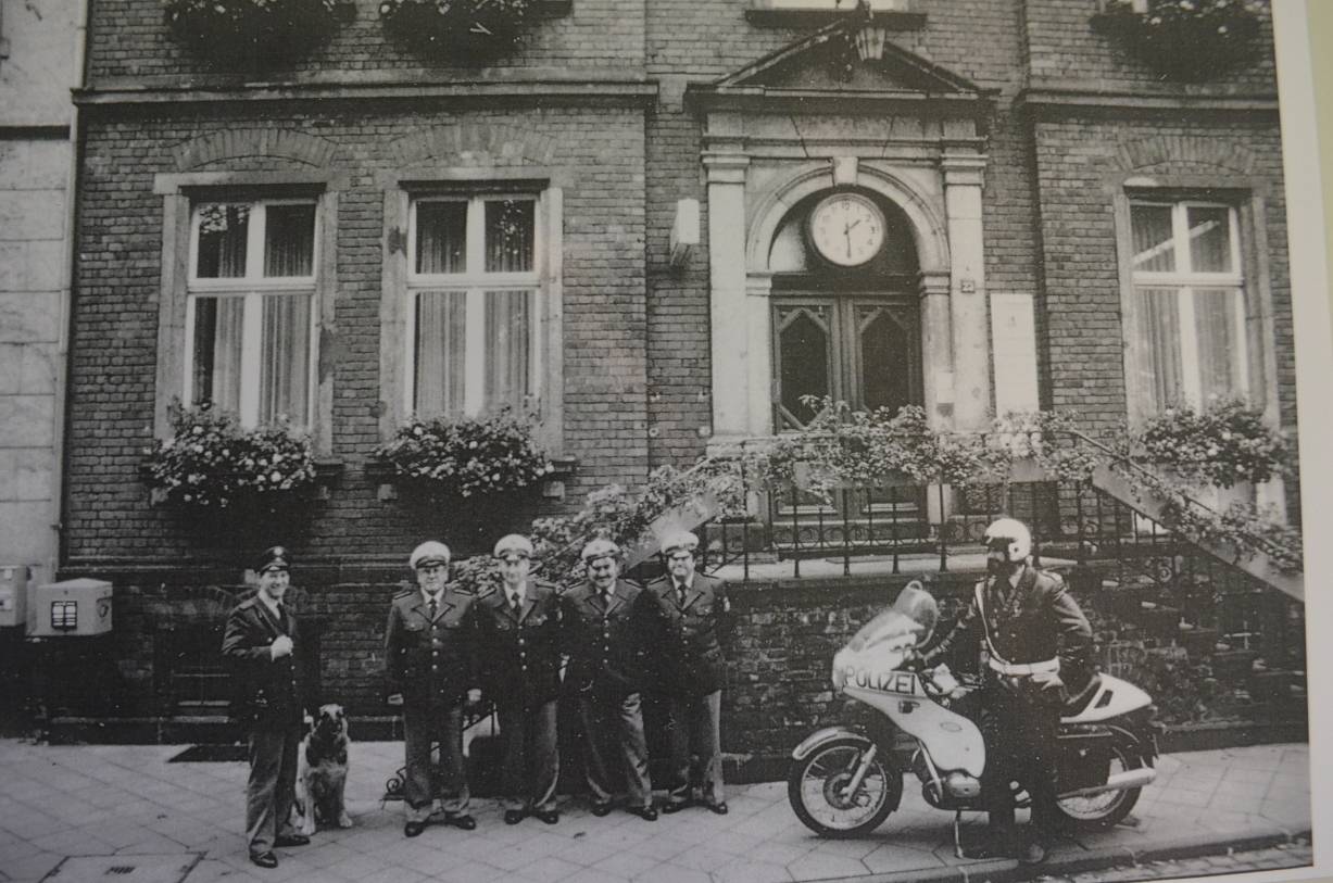  Dieses Foto stammt aus der zweiten Hälfte der 1970er Jahre, als die Kaiserswerther Polizei noch eine Wache im Rathaus hatte. 