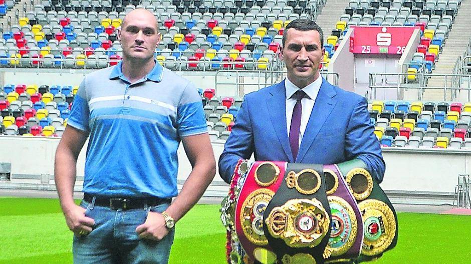 Der Superchampion Wladimir Klitschko (r.) und sein Herausforderer Tyson Fury in der Arena. Dort muss Publikumsliebling Klitschko seine WM-Gürtel am 24. Oktober verteidigen. 