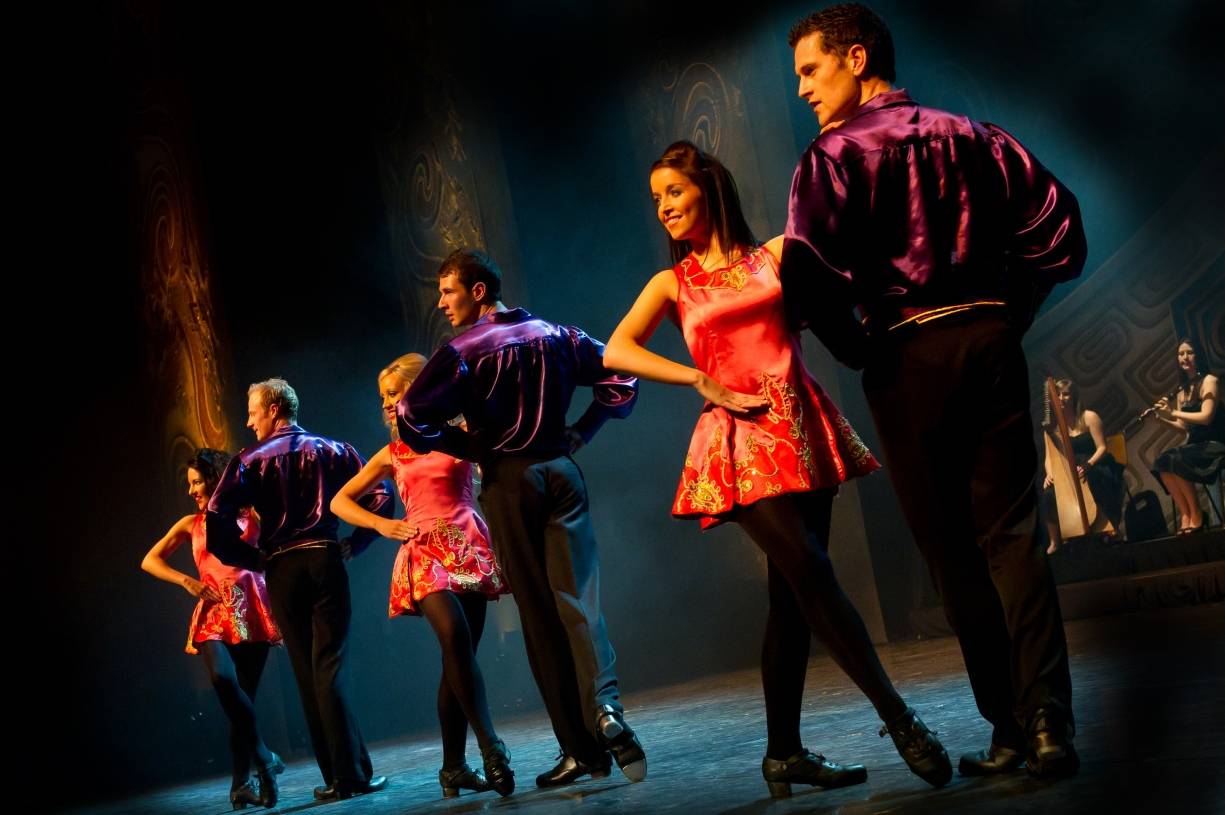 Tolle Kostüme und eine eindrucksvolle Lichteffekte umrahmen die Show der irischen Tanztruppe RHYTHM OF THE DANCE im Rheydter Schloss. 