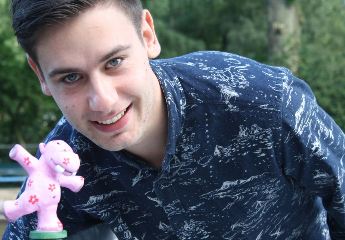  Winsus "Vater" Michael Corda mit einer Figur seines kleinen Helden. 