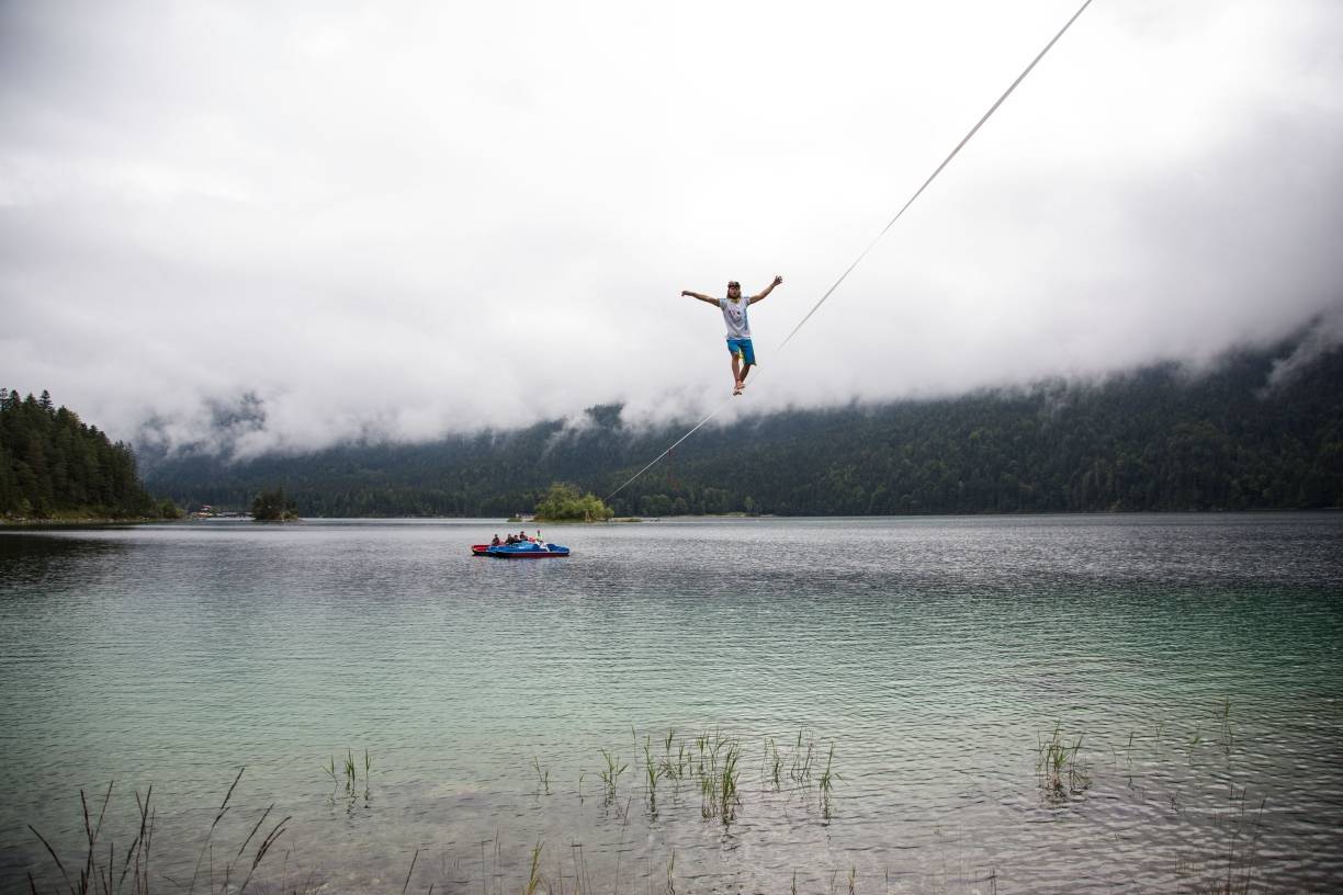  Die längste über Wasser gelaufene Strecke auf einer Slackline will Alexander Schulz am 24. August am Unterbacher See schaffen. 