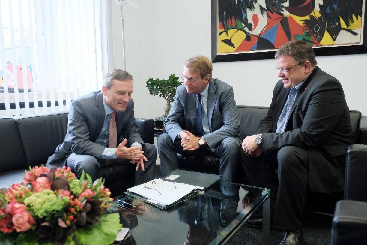  Oberbürgermeister Thomas Geisel (l.) und der Düsseldorfer Bundestagsabgeordnete Andreas Rimkus (r.) empfingen Bahnvorstand Ronald Pofalla. 