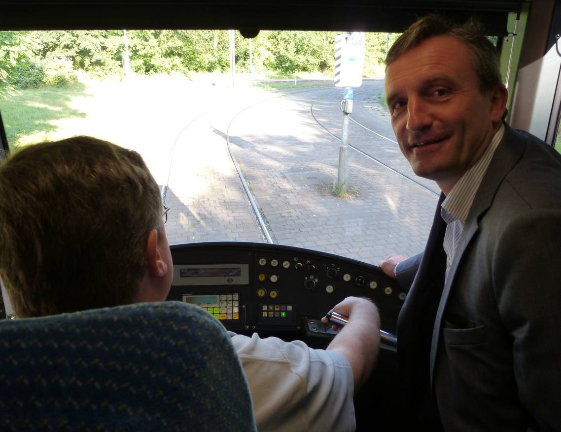  Einmal Uni und zurück: Oberbürgermeister Thomas Geisel mit Fahrer und Rheinbahn-Betriensrat Jörg Junkermann in der Linie 707. 