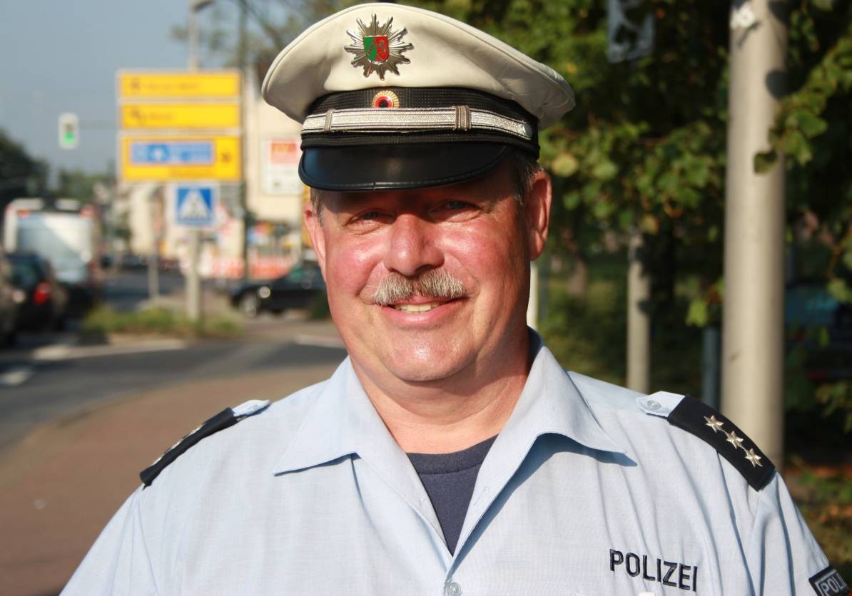  Michael Kuhn (52) ist seit 15 Jahren Bezirksbeamter im Stadtteil Heerdt. „Ich bin täglich auf der Straße unterwegs!“ 