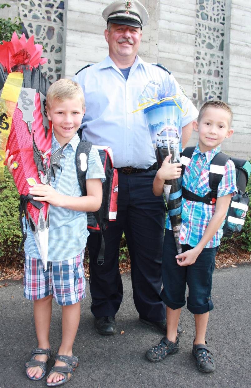  Mit „ihrem“ Polizisten gehen die I-Dötze Kevin (6, li.) und Paul (6) gerne aufs Foto. Aber natürlich nicht ohne Schultüte. 