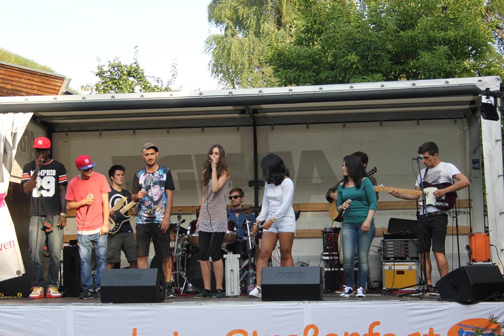  Die No-Border-Band machte den Hei-Kö-Fest-Besuchern klar, wie gut viele Nationalitäten zusammenspielen können. 