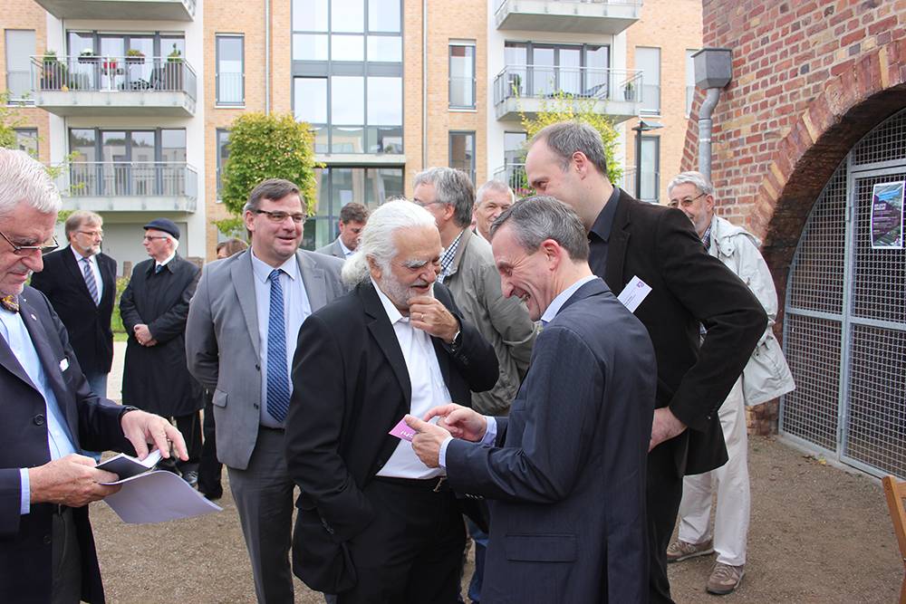  Kurz vor Beginn der Reden: Oberbürgermeister Thomas Geisel spricht mit Professor Niklaus Fritschi, links Bezirksbürgermeister Karsten Kunert, rechts Dr. Peter Henkel. 