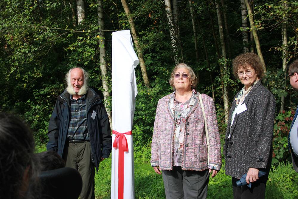  Marie-Luise Lüttkemüller (M.) hat die 20. Stele des Industriepfads gestiftet, auf dem Foto eingerahmt von Gaby und Peter Schulenberg. 