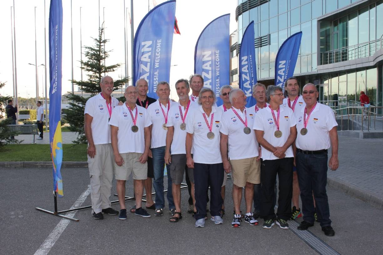  Die Düsseldorfer Weltmeister vor der Schwimmhalle in Kasan (v.l.): Karl-Heinz Scholten, Hans Brückner, Ferenc Pinter, Norbert Schüppler, Günter Wolf, Dr. Heiner Halfmann, Norbert Bande, Dr. Miklos Hamori, Ferenc Nagy, Ludger Weeke, Dr. Radu Rusu, Rene Pläschke und Wolfgang Schoch. 