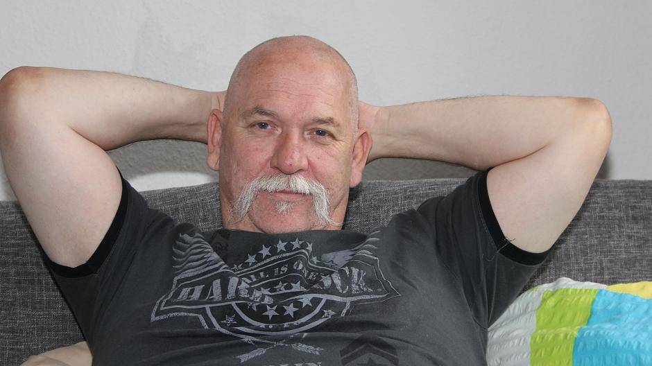  Ingo Krannich auf dem Sofa seiner Wohnung an der Heyestraße. 