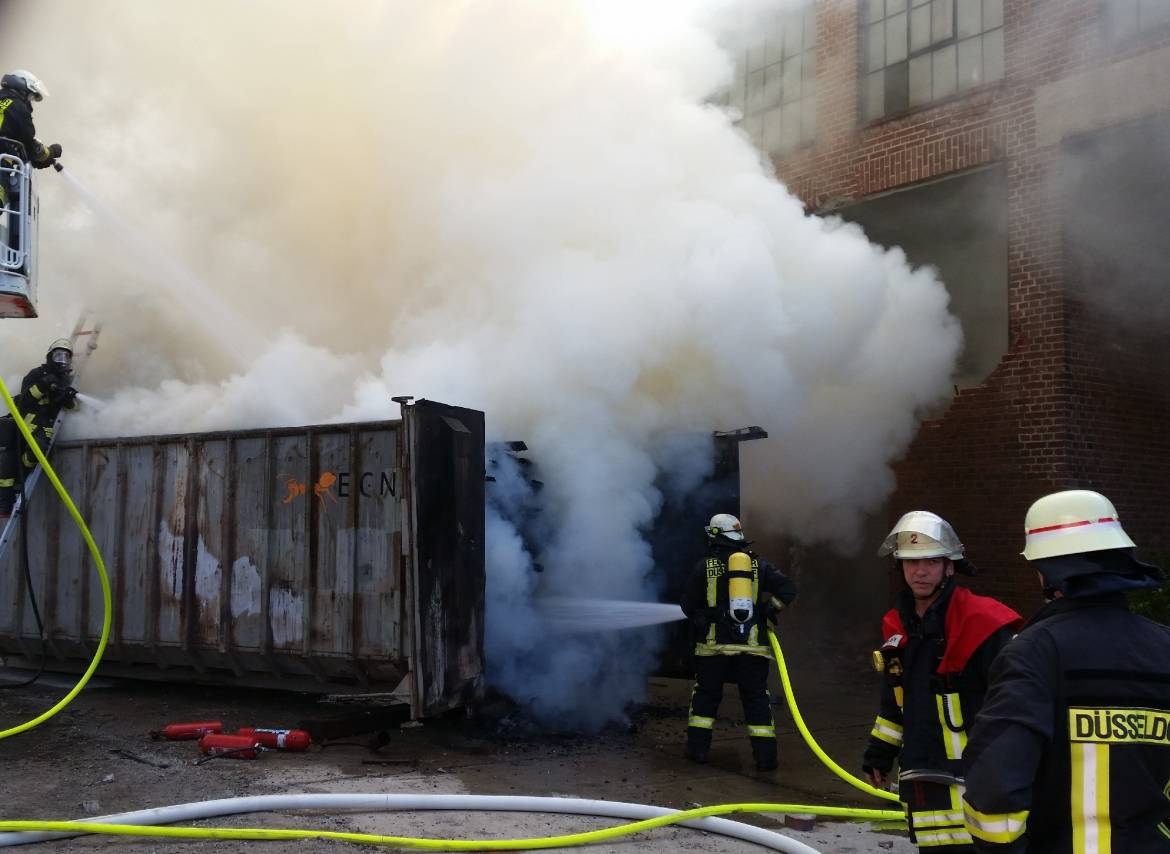 Container mit Altholz brennt in Heerdt