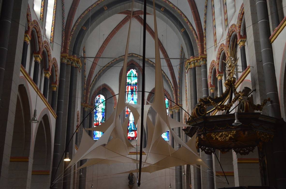  Das Luftschiff von Künstler Jens J. Meyer ist in der Basilika St. Margareta nicht gelandet, es schwebt im Raum. 