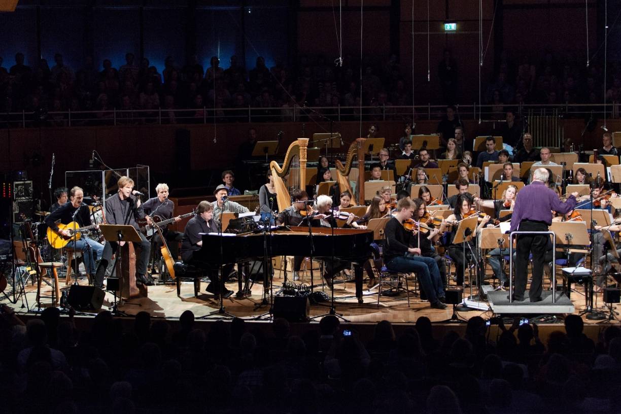  Die Toten Hosen spielten im Oktober 2013 gemeinsam mit den Düsseldorfer Symphonikern drei Konzerte in der Tonhalle. 