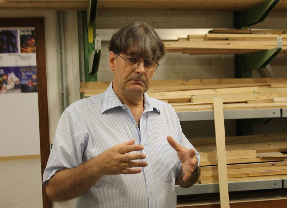  Ein überaus besorgter Anton Bachleitner in der Holzwerkstatt seines Marionettentheaters. Auch die Nutzung dieses Raumes ist ihm von der Stadt untersagt worden. 