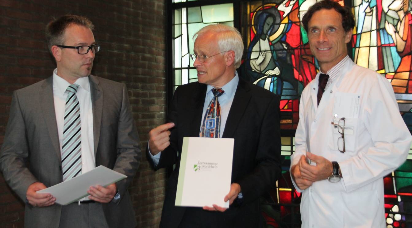  Guido Severin (li.), Geschäftsführer des Dominikus Krankenhauses und der Ärztliche Direktor Dr. Christof Wald erhalten von Bernd Zimmer (Mi.), Vizepräsident der Ärztekammer Nordrhein, die Urkunde zum hausärztlichen Weiterbildungsverbund. 