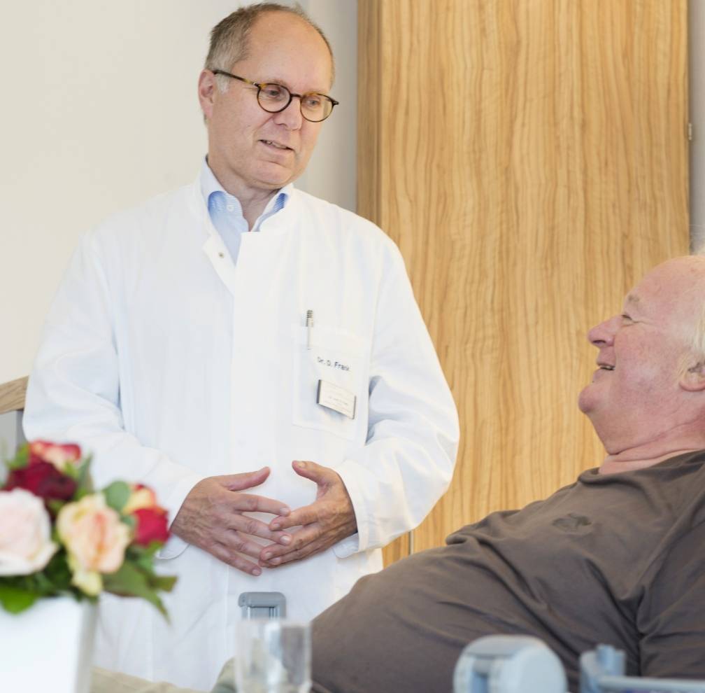  Dr. Daniel_Frank im Patientengespräch. 