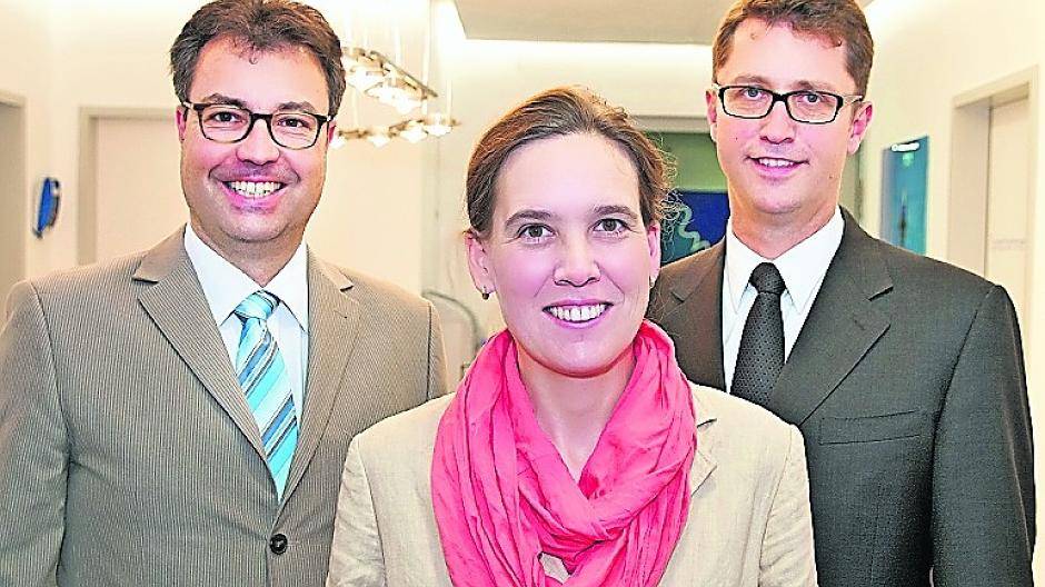  Dr. Hartmut Grüger, Leiter der „Klinik für Schlafmedizin“, Henrike Fröhlich und Dr. Heinz Giesen (v. l.). 