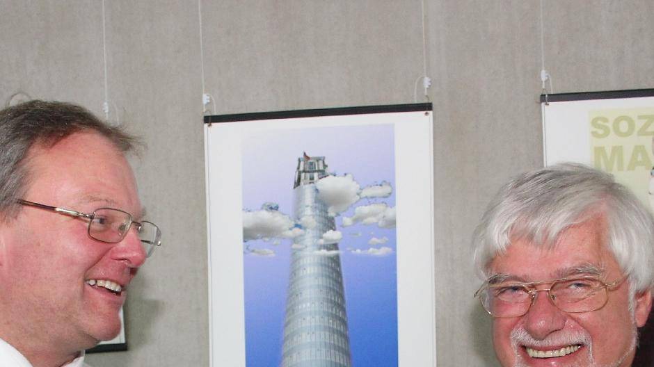  Pfarrer Heinrich Fucks (li.) versuchte einen Dialog zwischen Werner Burkards Grafiken und Äußerungen des Propheten Amos. 