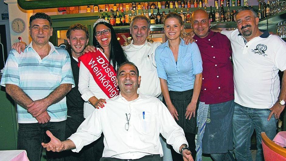  vonne Kleinhaus amtiert als Düsseldorfs Weinkönigin bis zum Weinherbst auf dem Gerricusplatz. Sie ist erkennbar gern in der Stadt unterwegs, hier im Restaurant von Pietro Lerose.  