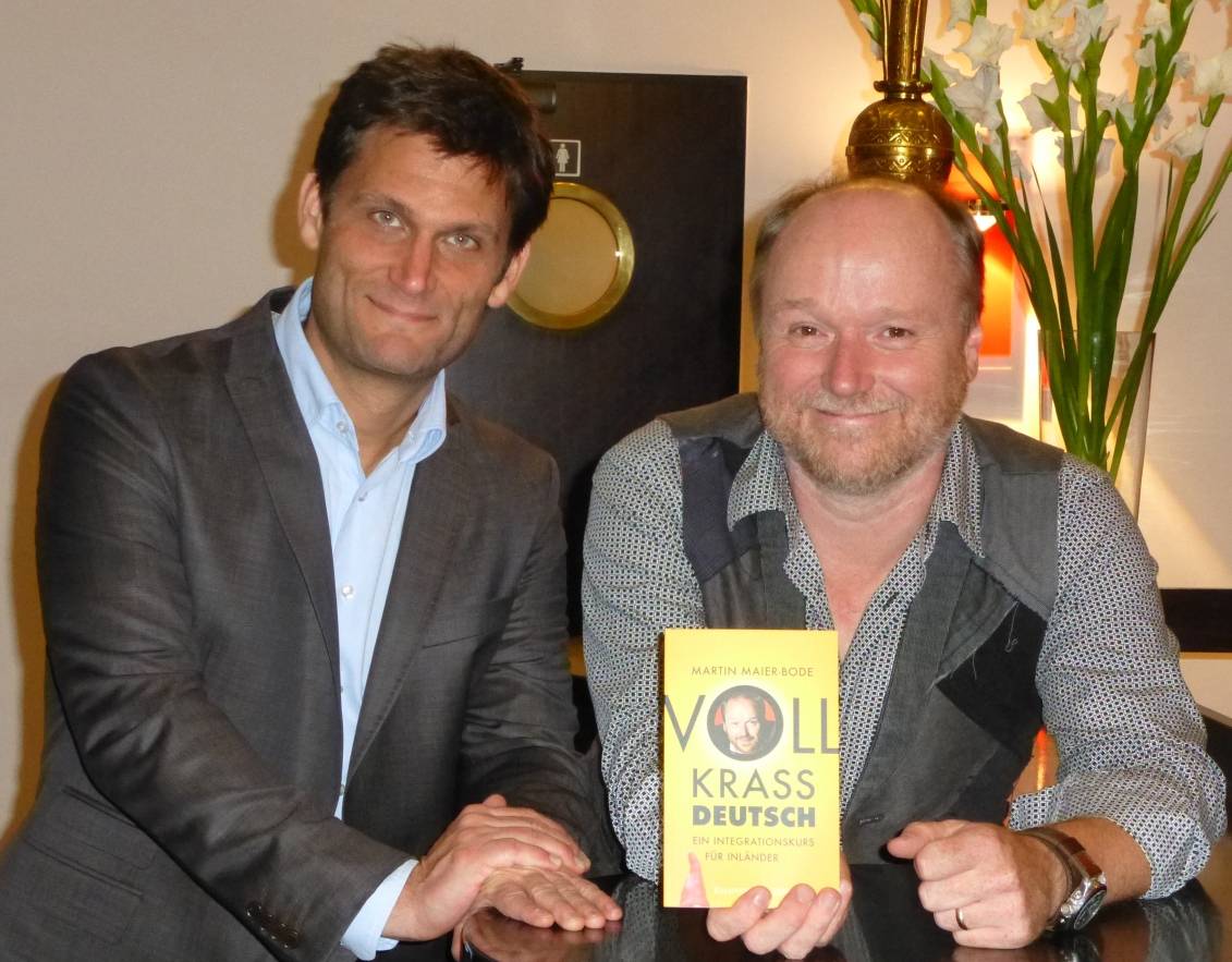  „Das richtige Buch zur richtigen Zeit“, meint Kabarettist Christian Ehring (li.) über das Buch seines Freundes und Kollegen Martin Maier-Bode. „Aber ich bin auch befangen...“ 